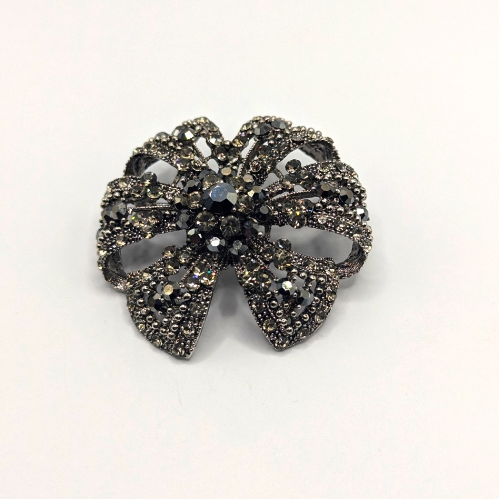 Sparkle bow brooch